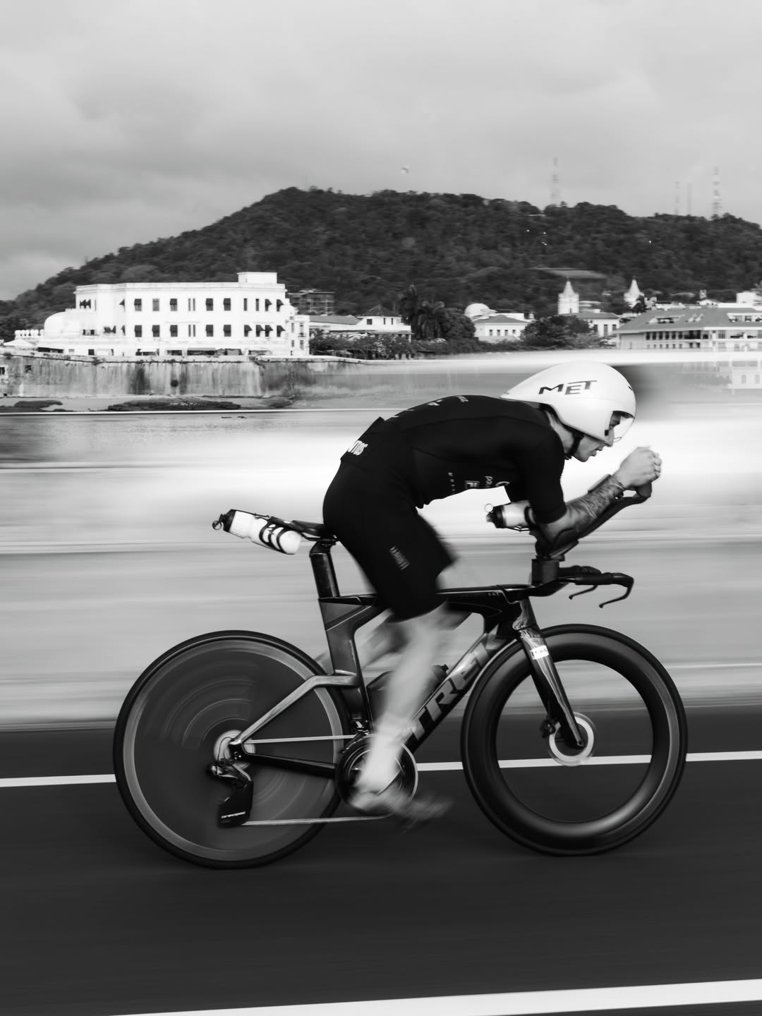 Fellipe Santos pedalando em alta velocidade durante prova de triathlon